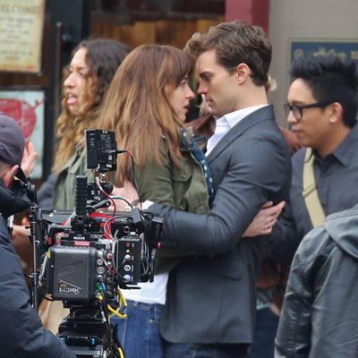 Dakota Johnson y Jamie Dornan muy cómplices en el rodaje de 'Cincuenta sombras de Grey'