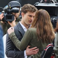 Dakota Johnson y Jamie Dornan conversan abrazados en el rodaje de 'Cincuenta sombras de Grey'