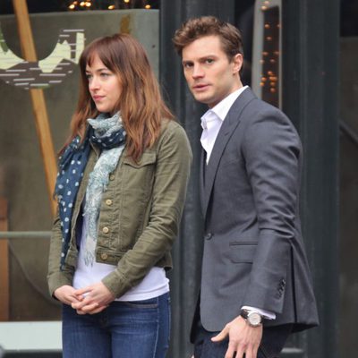 Dakota Johnson y Jamie Dornan a punto de grabar una escena amorosa en el rodaje de 'Cincuenta sombras de Grey'