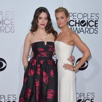 Kat Dennings y Beth Behrs en los People's Choice Awards 2014