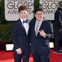 Nolan Gould y Rico Rodríguez en los Globos de Oro 2014