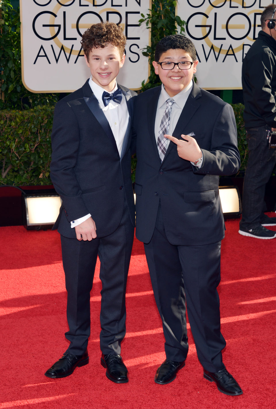 Nolan Gould y Rico Rodríguez en los Globos de Oro 2014