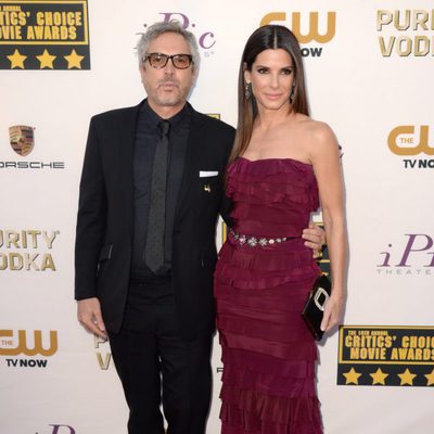 Alfonso Cuarón y Sandra Bullock a su llegada a la gala de los Critics' Choice Movie Awards 2014