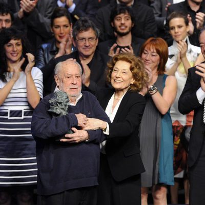 Jaime de Armiñán recibe el Goya de Honor de manos de Julia Gutiérrez Caba