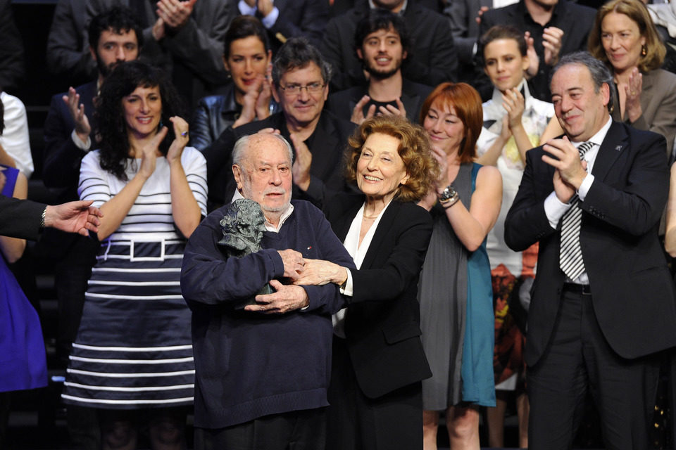 Jaime de Armiñán recibe el Goya de Honor de manos de Julia Gutiérrez Caba