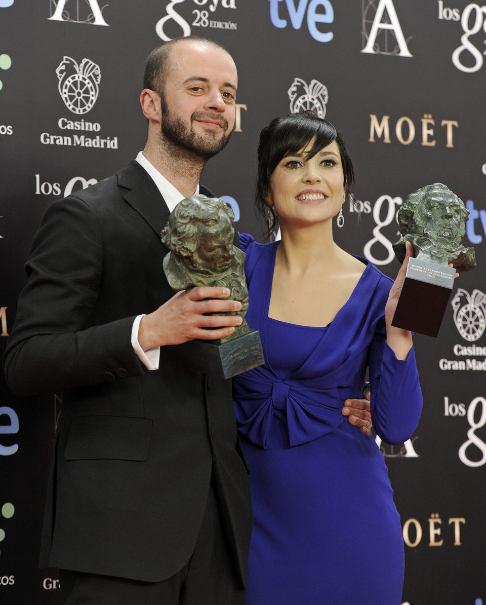 Fernando Franco y Marian Álvarez posan con su Goya al mejor director novel y la mejor actriz