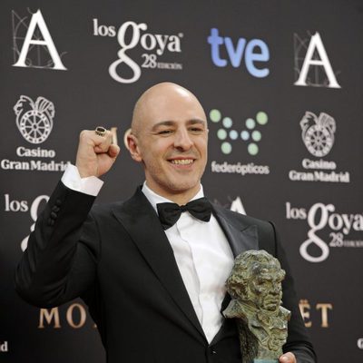 Roberto Álamo posa con su Goya al mejor actor secundario