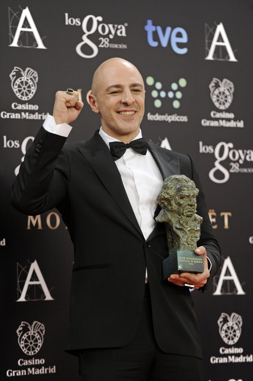 Roberto Álamo posa con su Goya al mejor actor secundario