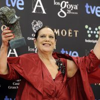 Terele Pávez posa con su Goya a la mejor actriz secundaria