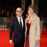 Stanley Tucci y Felicity Blunt en la alfombra roja de los BAFTA 2014