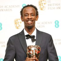 Barkhad Abdi posa con su premio BAFTA 2014