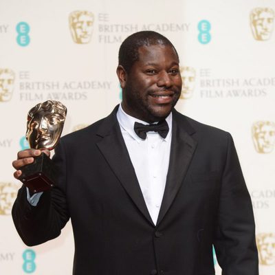 Steve R. McQueen posa con su premio BAFTA 2014