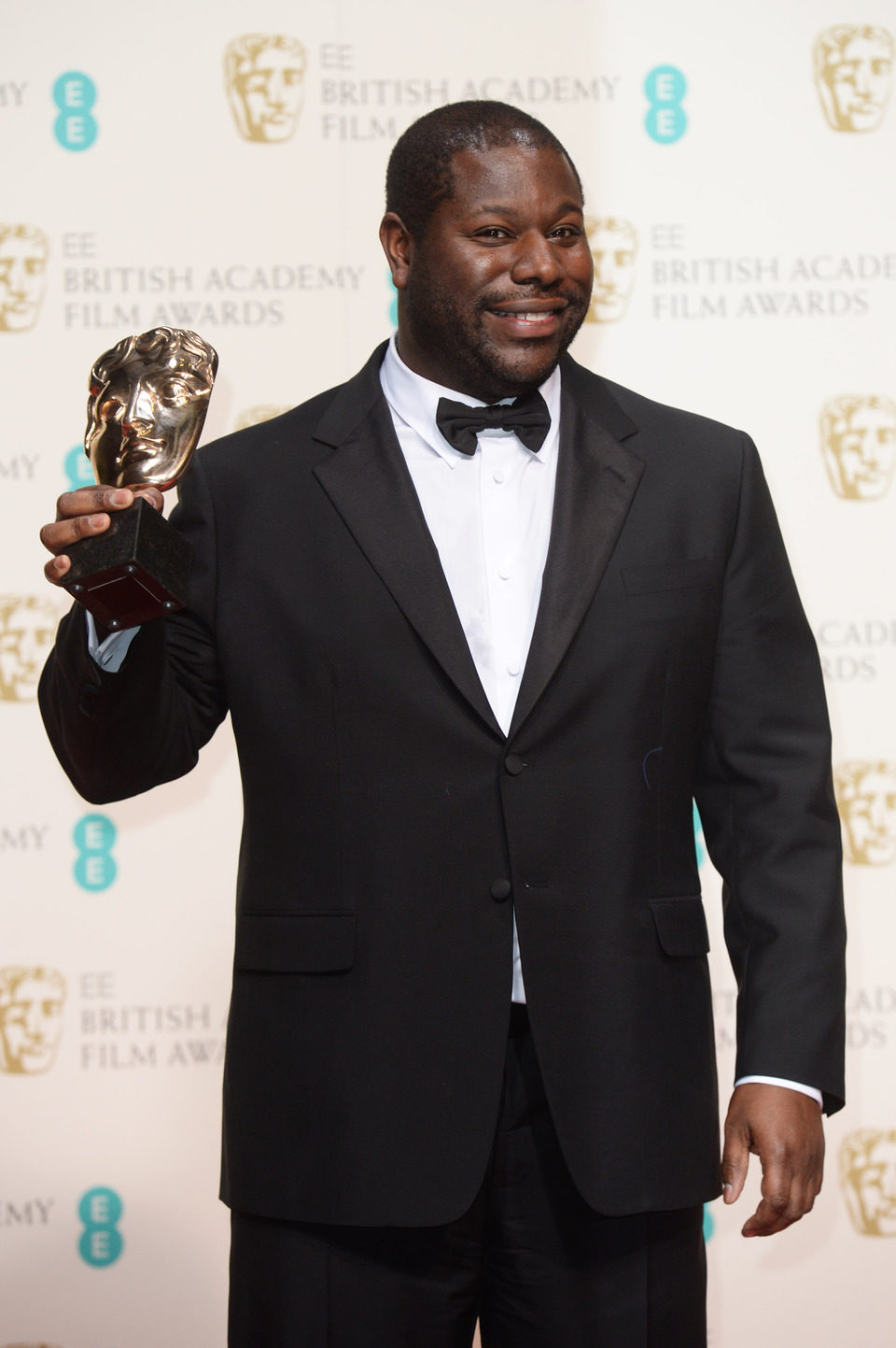 Steve R. McQueen posa con su premio BAFTA 2014