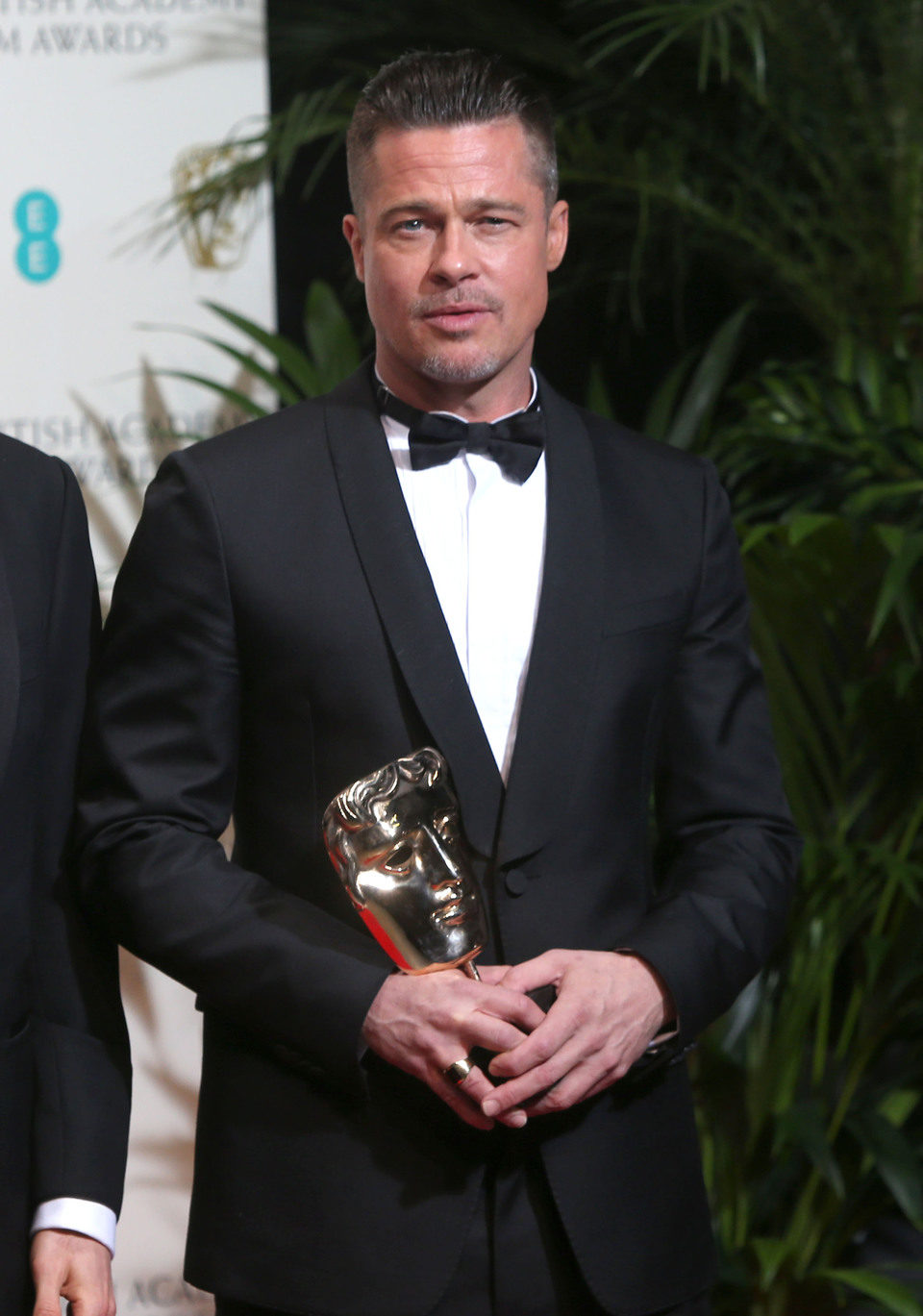 Brad Pitt posa con su premio BAFTA 2014