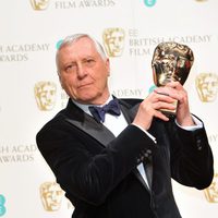 Peter Greenaway posa con su premio BAFTA 2014