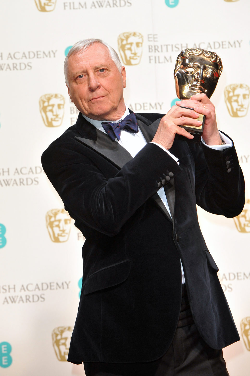 Peter Greenaway posa con su premio BAFTA 2014