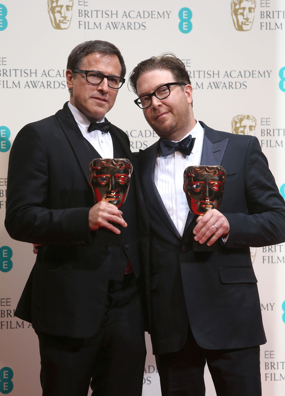 David O. Russell y Eric Warrensinger posan con su premio BAFTA 2014