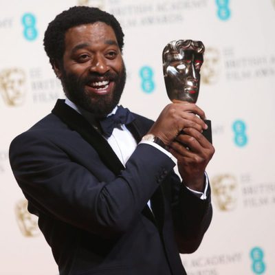 Chiwetel Ejiofor posa con su premio BAFTA 2014