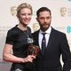 Cate Blanchett posa con su premio BAFTA 2014 junto a Tom Brady