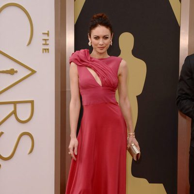 Olga Kurylenko en la alfombra roja de los Oscar 2014