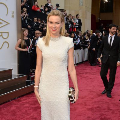 Naomi Watts en la alfombra roja de los Oscar 2014