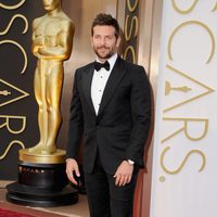 Bradley Cooper en la alfombra roja de los Oscar 2014