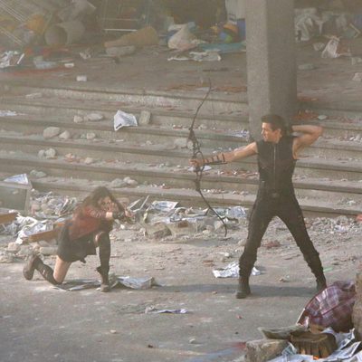 Elizabeth Olsen y Jeremy Renner en el rodaje de 'Los Vengadores: La era de Ultron'