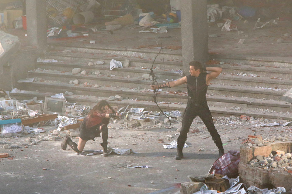 Elizabeth Olsen y Jeremy Renner en el rodaje de 'Los Vengadores: La era de Ultron'