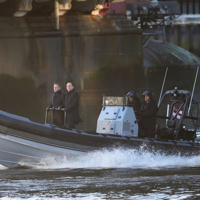 Daniel Craig y Rory Kinnear cruzan el Támesis en el rodaje de 'SPECTRE'