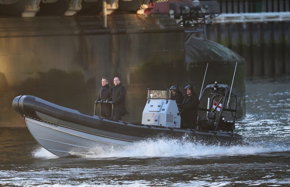 Daniel Craig y Rory Kinnear cruzan el Támesis en el rodaje de 'SPECTRE'