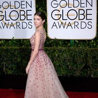 Anna Kendrick en la alfombra roja de los Globos de Oro 2015