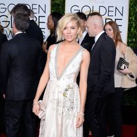 Sienna Miller en la alfombra roja de los Globos de Oro 2015