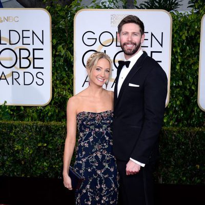 Joanne Froggatt y James Cannon en la alfombra roja de los Globos de Oro 2015