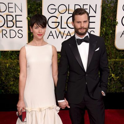 Jamie Dornan y Amelia Warner en la alfombra roja de los Globos de Oro 2015