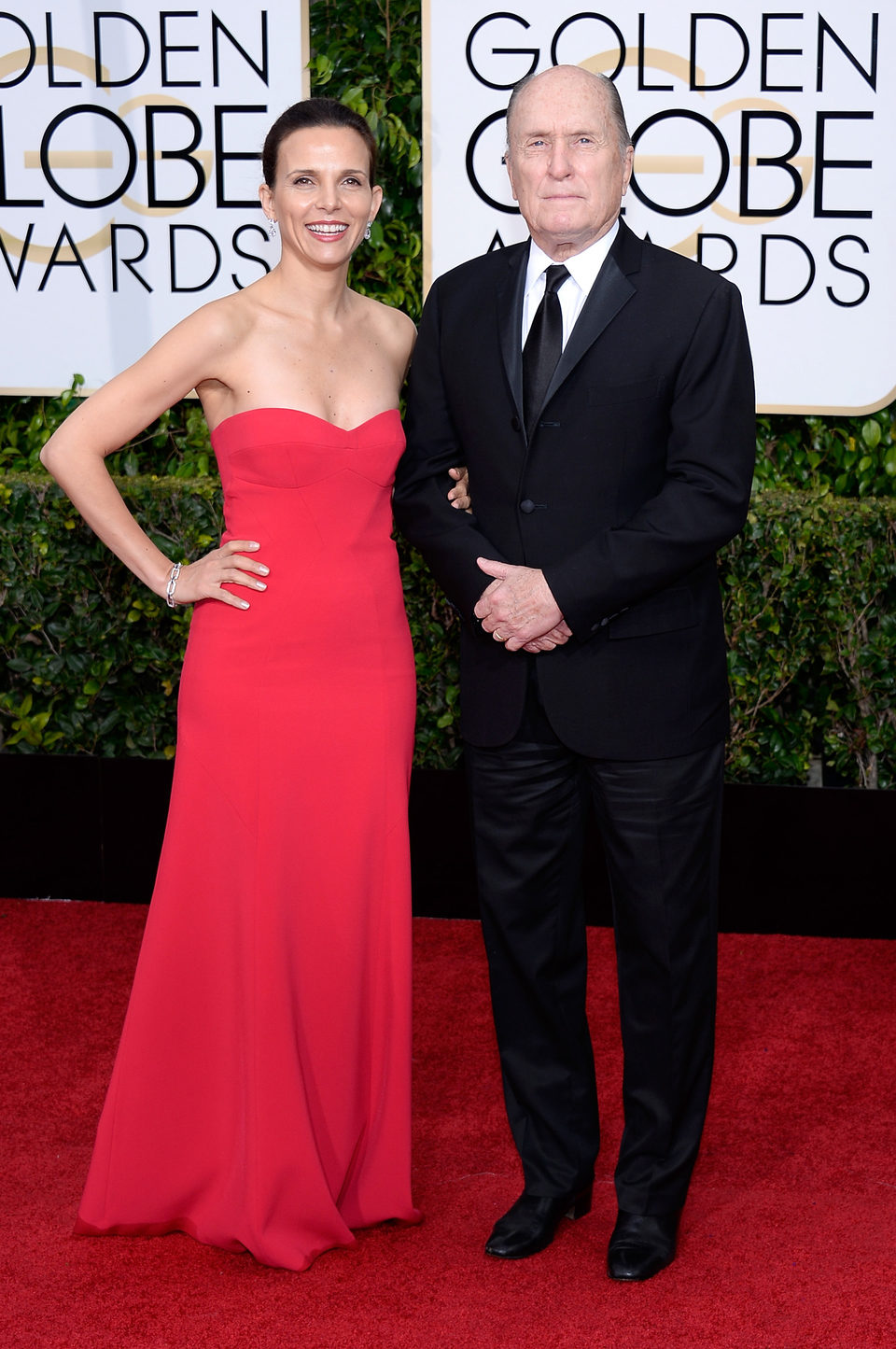 Robert Duvall y Luciana Pedraza en la alfombra roja de los Globos de Oro 2015