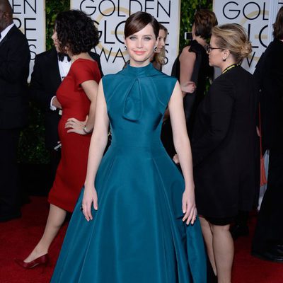 Felicity Jones en la alfombra roja de los Globos de Oro 2015