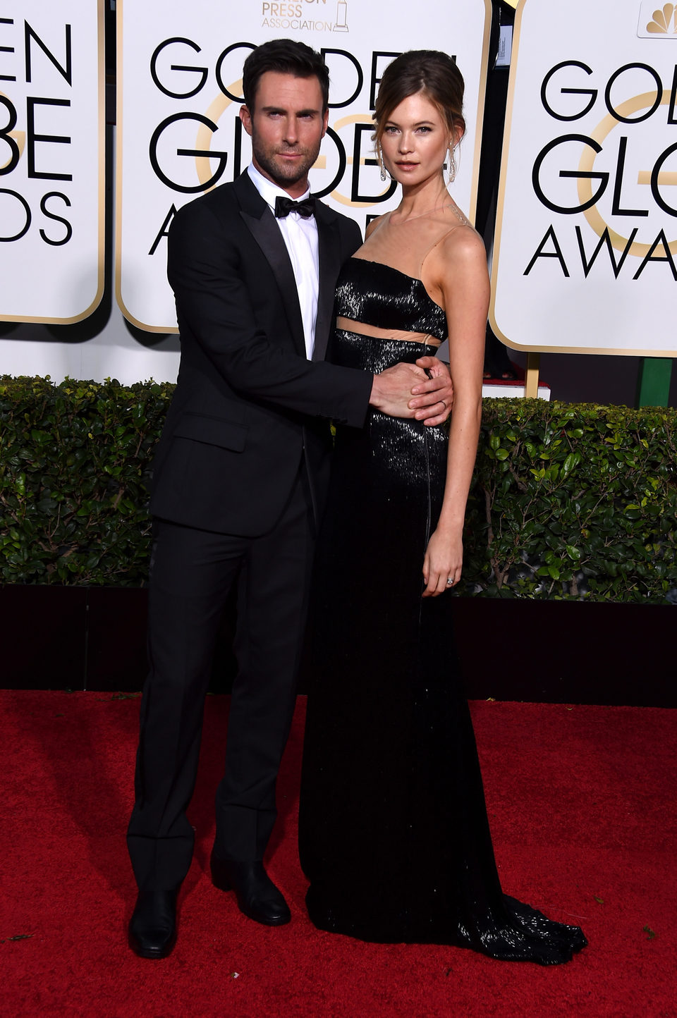 Adam Levine y Behati Prinsloo en la alfombra roja de los Globos de Oro 2015