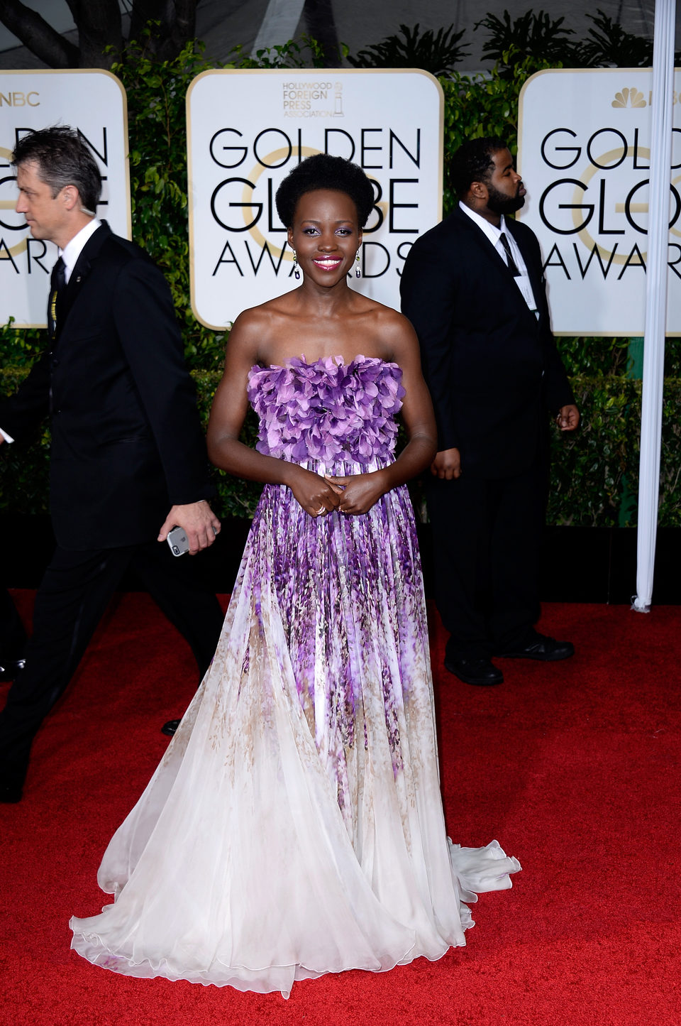 Lupita N'yongo en la alfombra roja de los Globos de Oro 2015