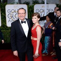 Kevin Spacey y Kate Mara en la alfombra roja de los Globos de Oro 2015