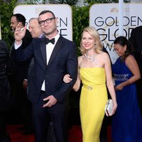 Liev Schreiber y Naomi Watts en la alfombra roja de los Globos de Oro 2015