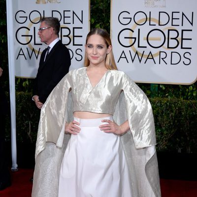 Allison Williams en la alfombra roja de los Globos de Oro 2015