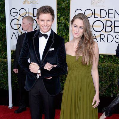 Eddie Redmayne y Hannah Bagshawe en la alfombra roja de los Globos de Oro 2015