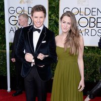 Eddie Redmayne y Hannah Bagshawe en la alfombra roja de los Globos de Oro 2015