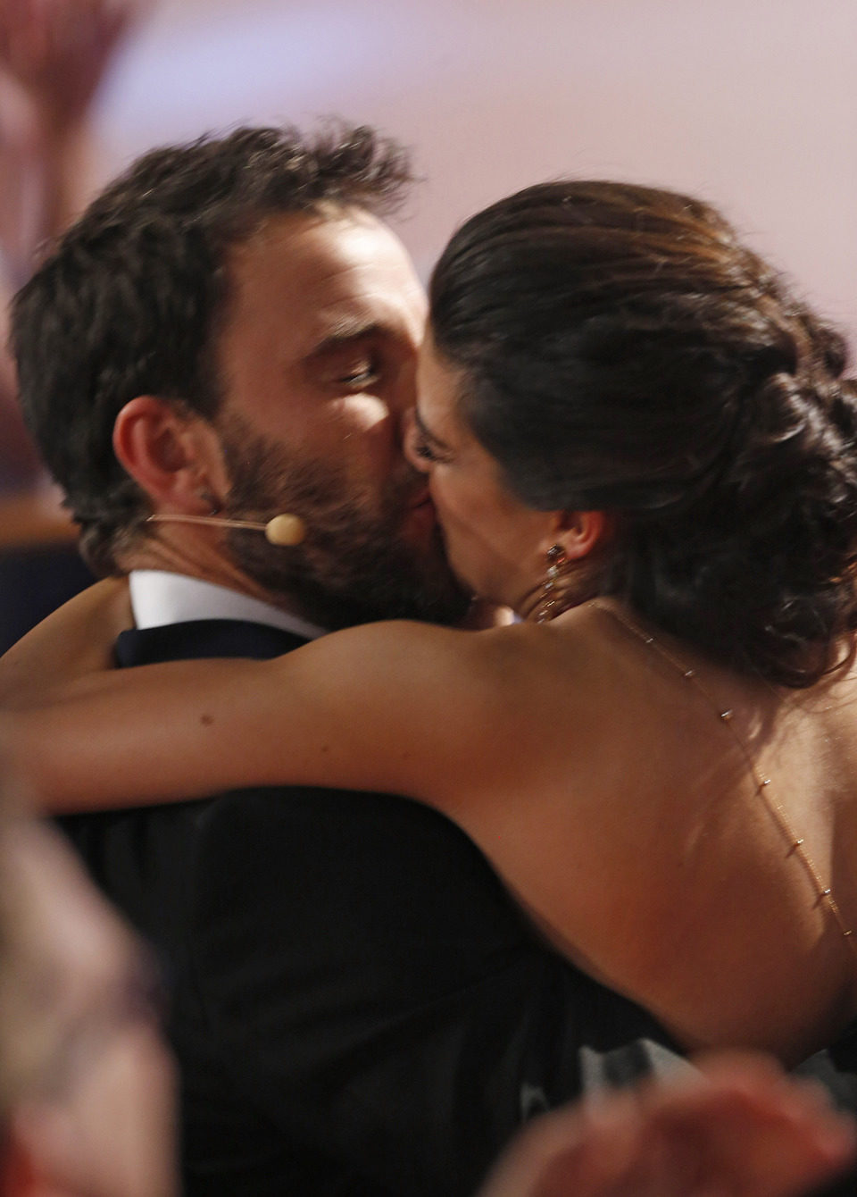 El beso de Dani Rovira y Clara Lago en los Goya 2015