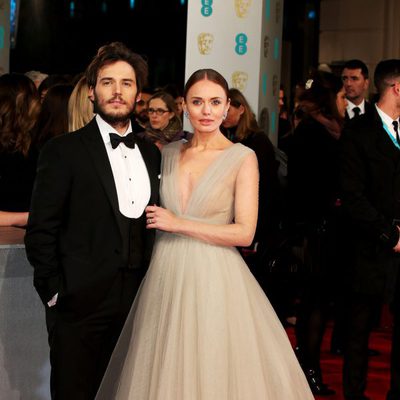 Laura Haddock y Sam Claflin en los BAFTA 2015