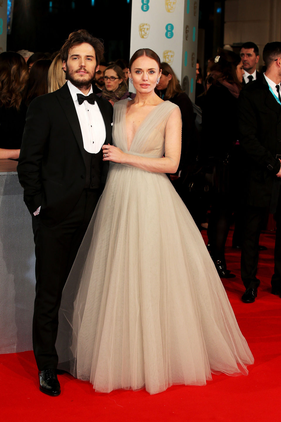 Laura Haddock y Sam Claflin en los BAFTA 2015