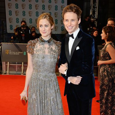 Eddie Redmayne y Hannah Bagshawe en los Premios BAFTA 2015