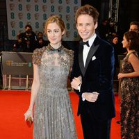 Eddie Redmayne y Hannah Bagshawe en los Premios BAFTA 2015