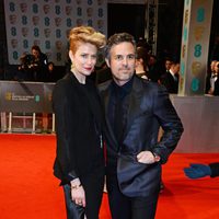 Mark Ruffalo y Sunrise Coigney en los BAFTA 2015