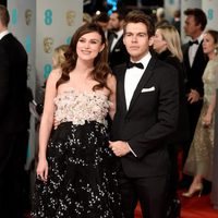 Keira Knightley y James Righton en los Premios BAFTA 2015